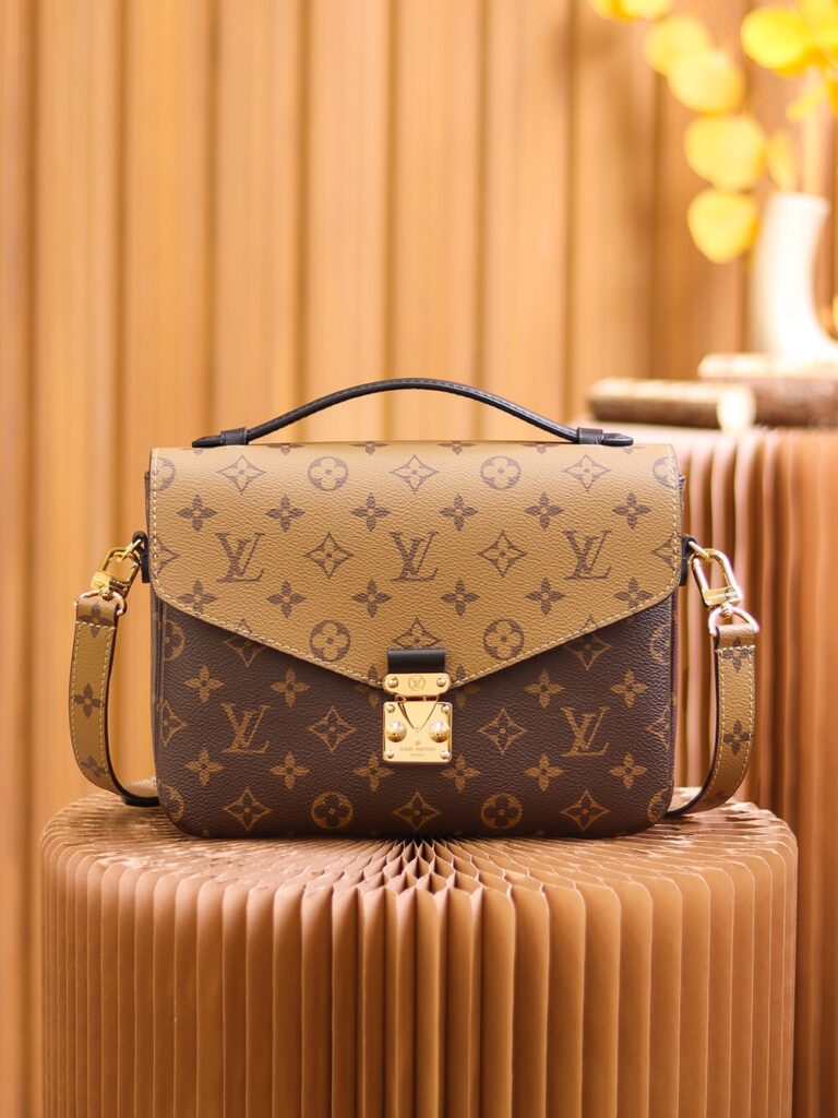 Louis Vuitton Pochette Métis messenger bag